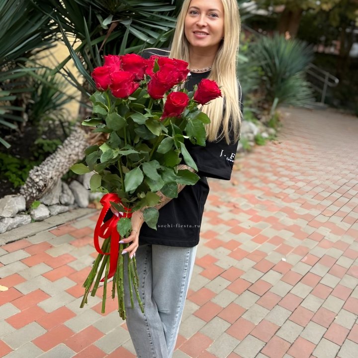 15 высоких красных роз в Волжские
