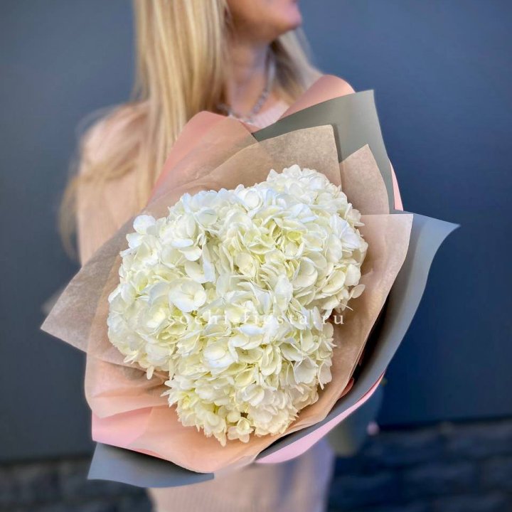Букет из трёх белых гортензий в Волжские