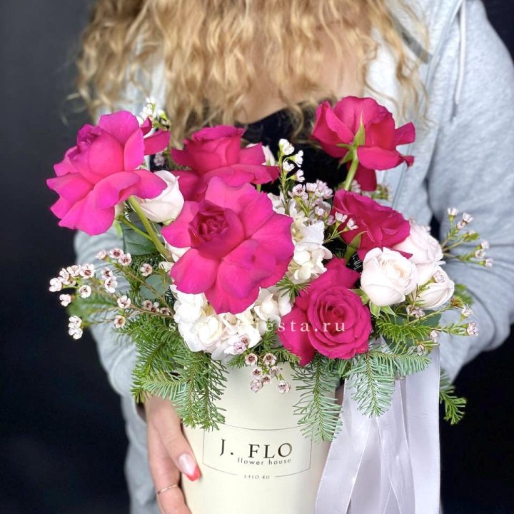 Новогодняя композиция в коробке пинк розе в Волжские