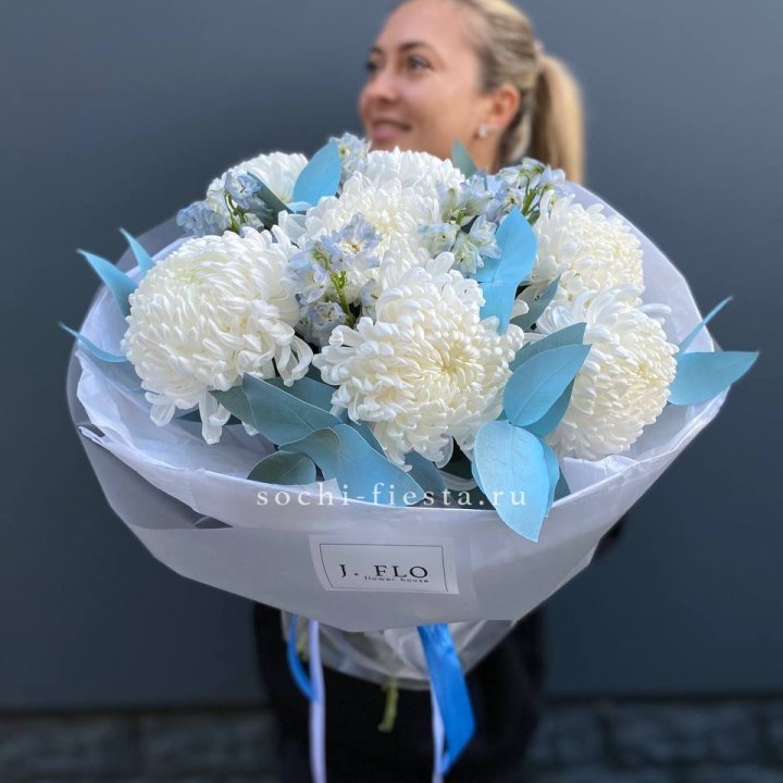 Букет хризантем Бигуди и дельфиниума  в Волжские