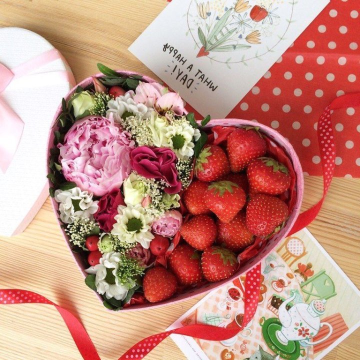 Бокс с клубникой и цветами в Волжские