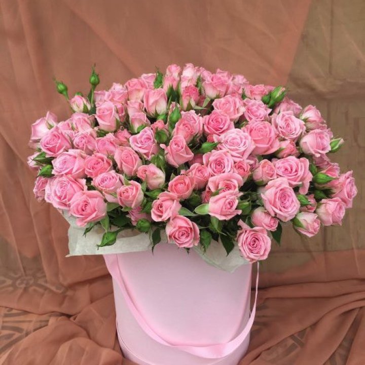 Кустовые розы в коробке в Волжские