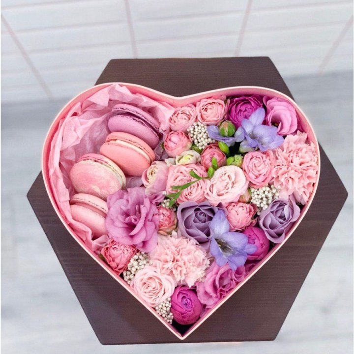 Бокс-сердце с макаронс  в Волжские