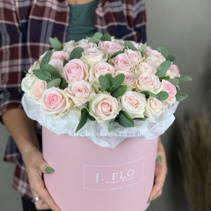 35 розовых роз в цилиндре в Волжские