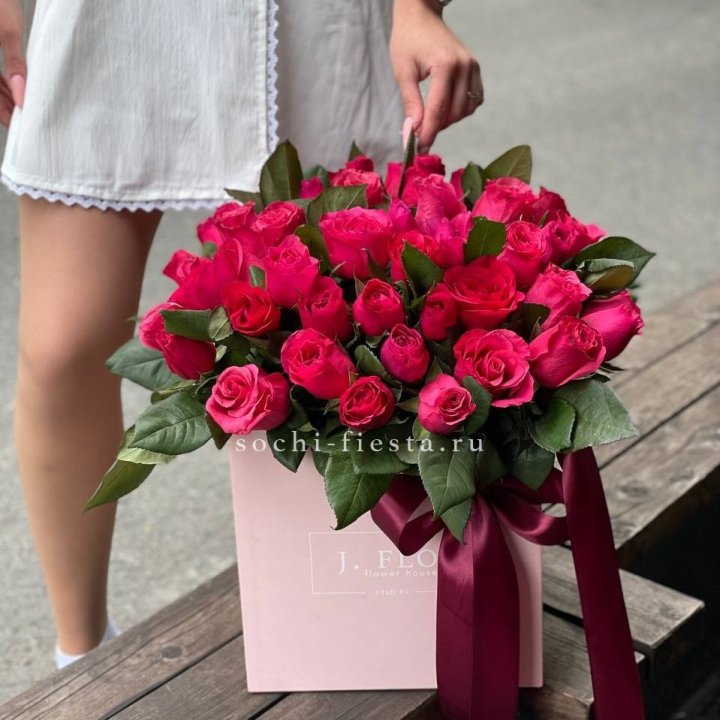 55 алых роз в кубе в Волжские