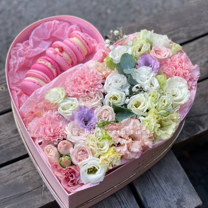 Бокс-сердце с макарон "Пинк" в Волжские