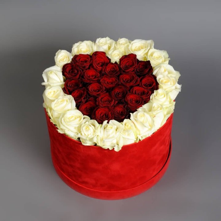 39 красных и белых роз в цилиндре в Волжские
