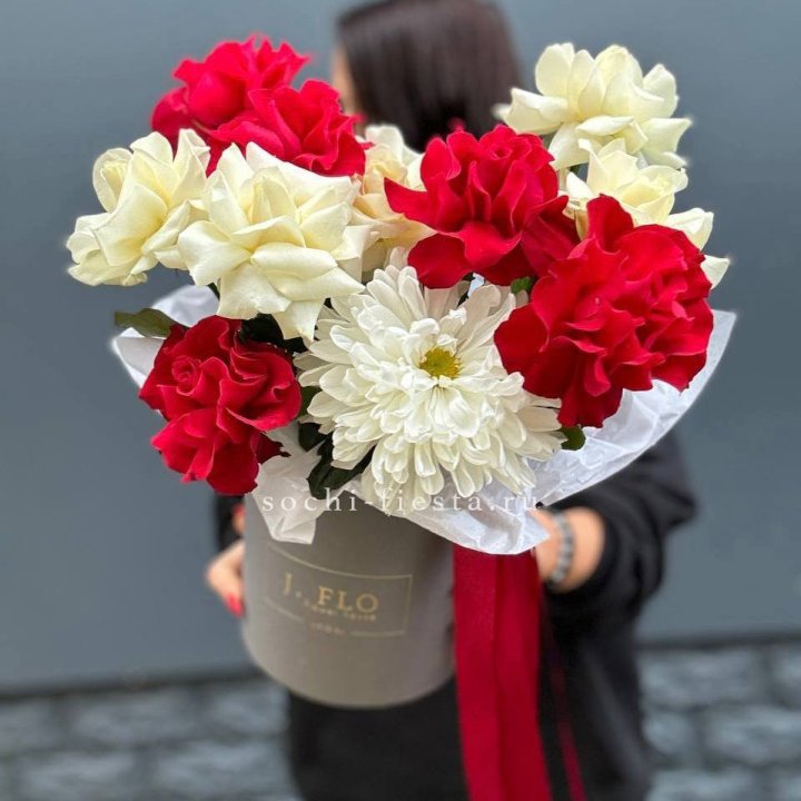 Французские розы с хризантемой в боксе в Волжские