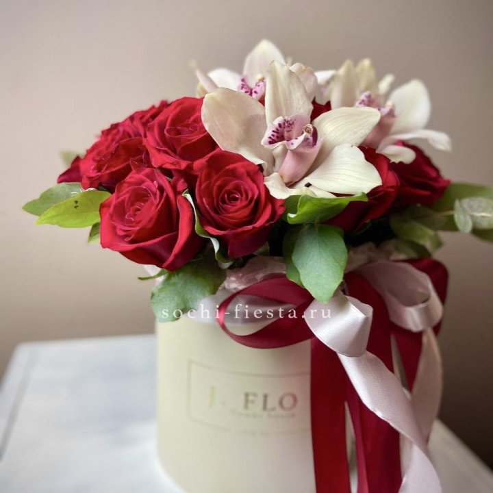 Розы и орхидеи в боксе в Волжские