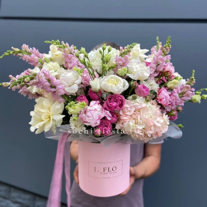 Дизайнерский цилиндр с пионами "Саманта" в Волжские