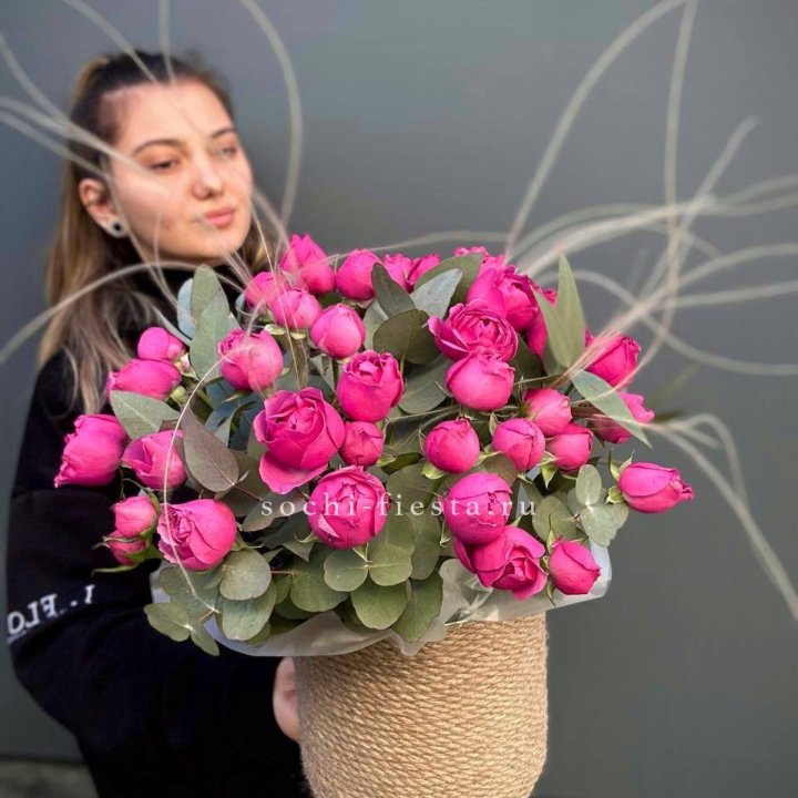 Пионовидные розы Мисти Бабблс в джутовом кашпо в Волжские