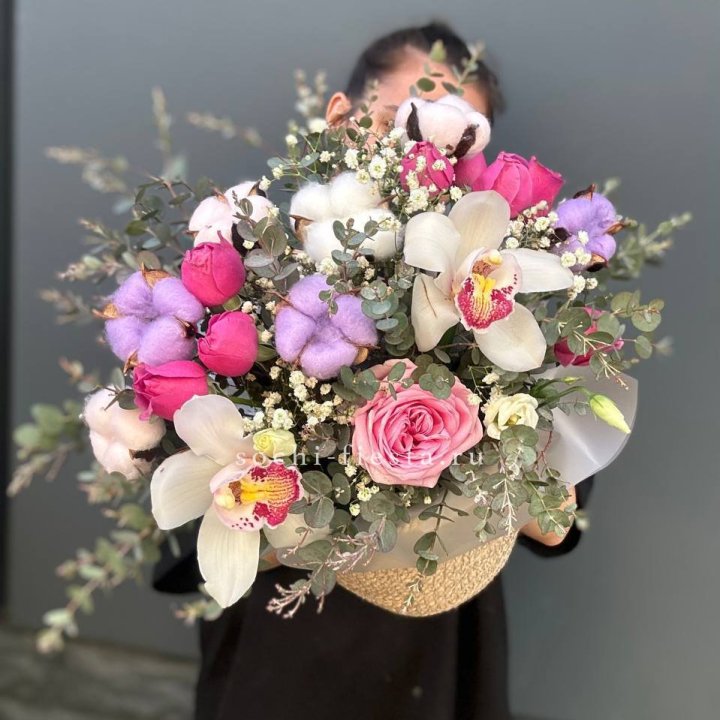 Орхидея и розы в джутовом кашпо в Волжские