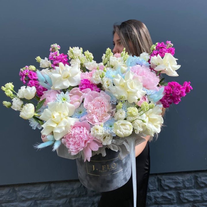 Дизайнерский цилиндр "Пионы гарден" в Волжские