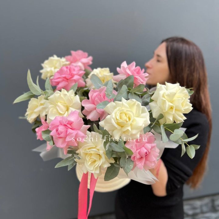 Зефирный бокс из 17 французских роз микс в Волжские