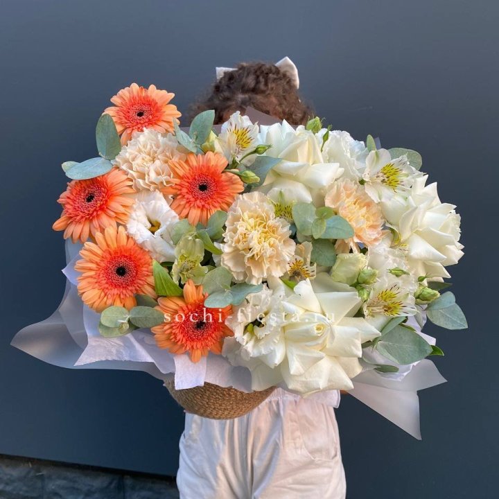 Розы и герберы в джутовом кашпо "Георгино" в Волжские