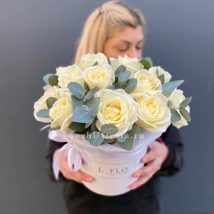 15 белых роз в боксе в Волжские