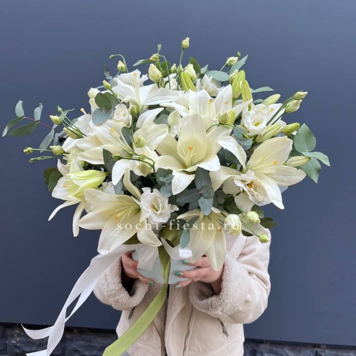 Бокс лилий и эустомы в Волжские