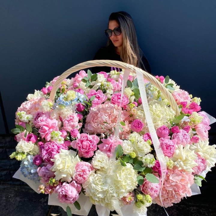 Цветочная корзина из пионов и пионовидных роз "Перфекте" в Волжские