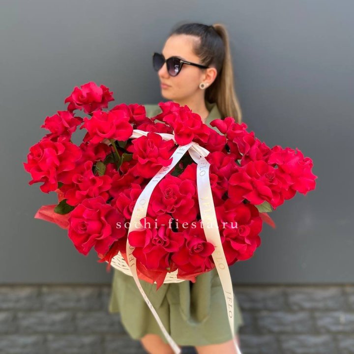 Красные французские розы в корзине в Волжские