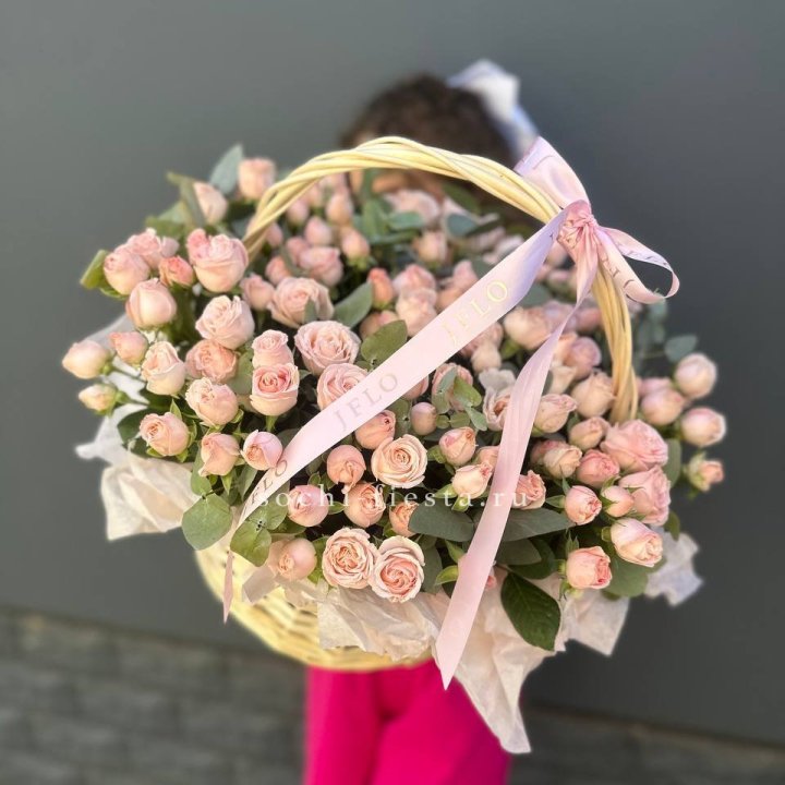 Корзина кустовых пионовидных роз в Волжские