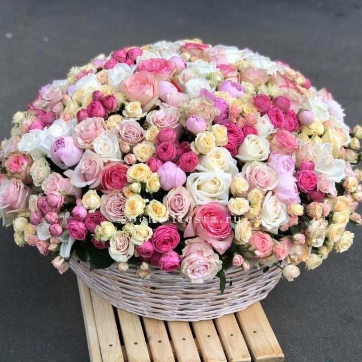Цветочная корзина из пионов и пионовидных роз "Юниверсити" в Волжские