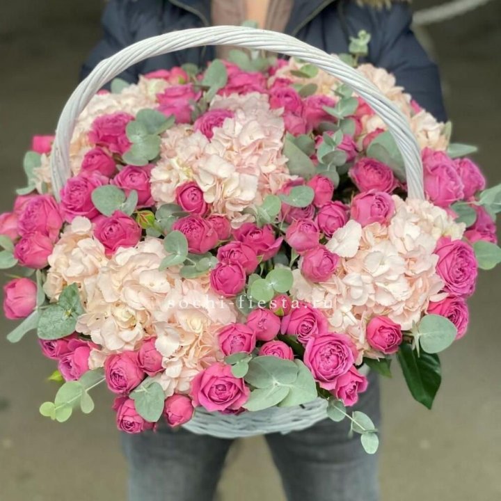 Корзина с гортензией и Мисти Баблс в Волжские