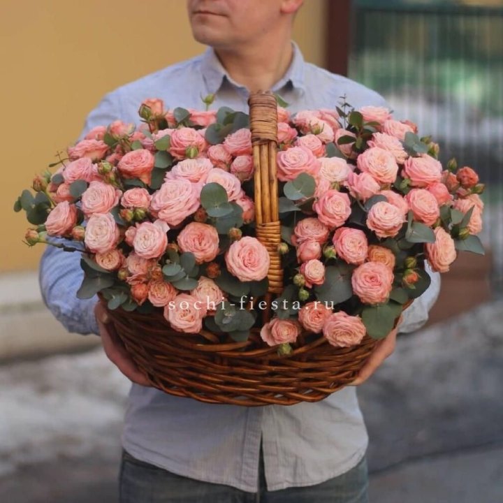 Корзина из 101 пионовидной розы в Волжские