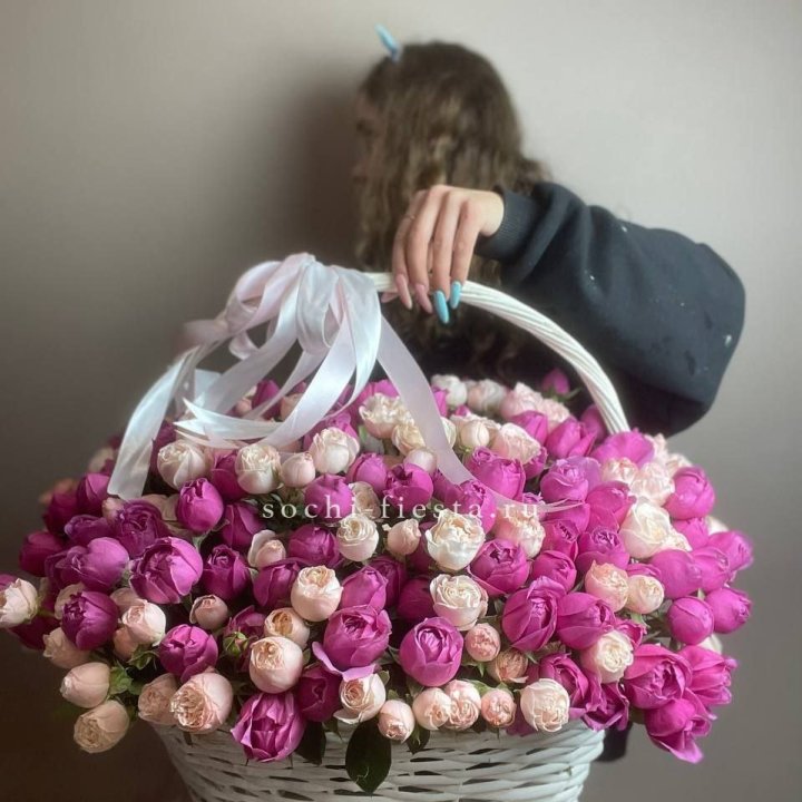 Премиум корзина пионовидных кустовых роз в Волжские