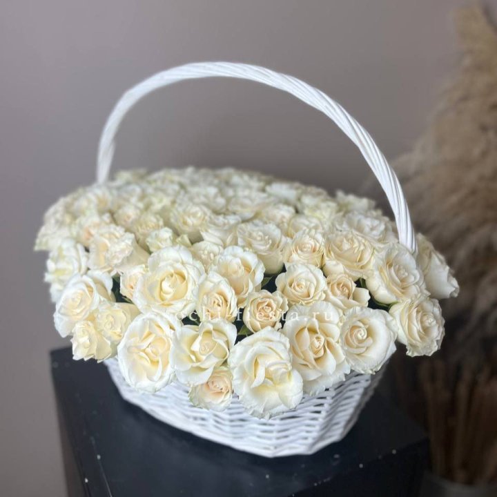 101 белая роза в корзине в Волжские