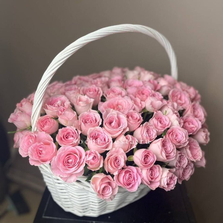 101 розовая роза в корзине в Волжские