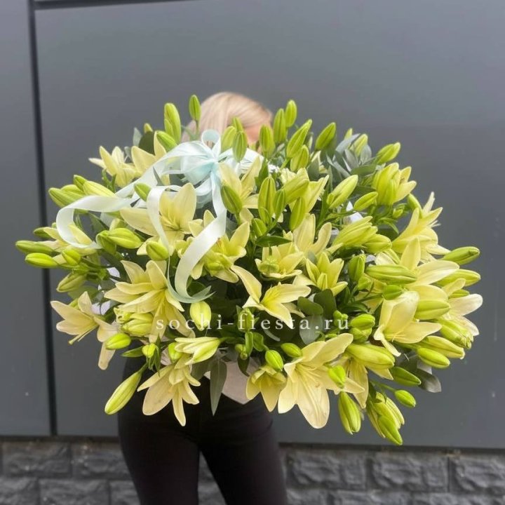 Лилии в корзине в Волжские