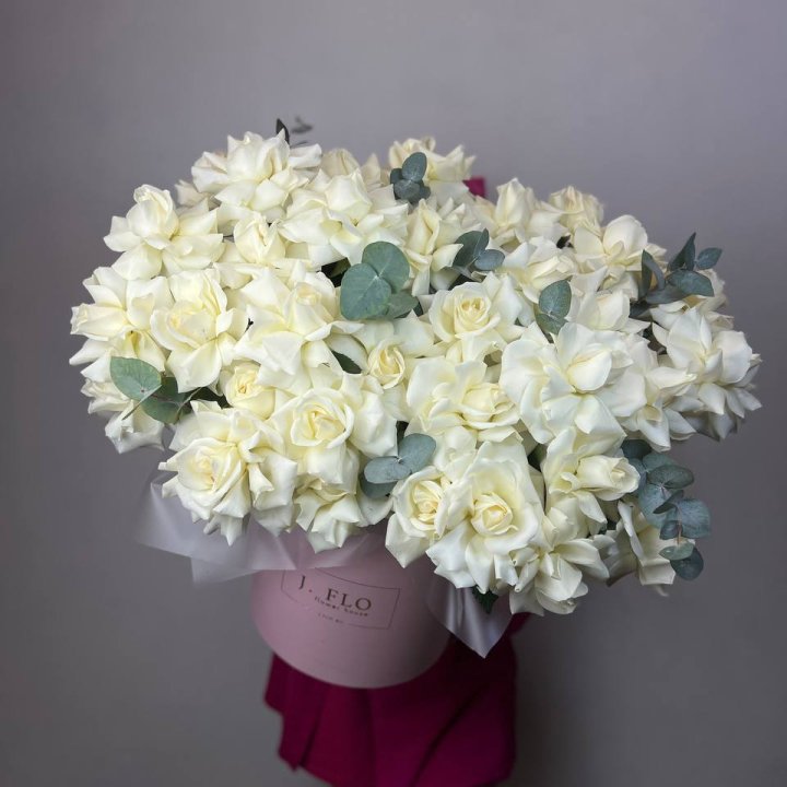 37 белых роз в боксе в Волжские