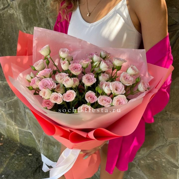 Розовые кустовые розы в Волжские