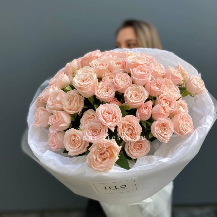 Букет кустовых роз Бомбастик в Волжские