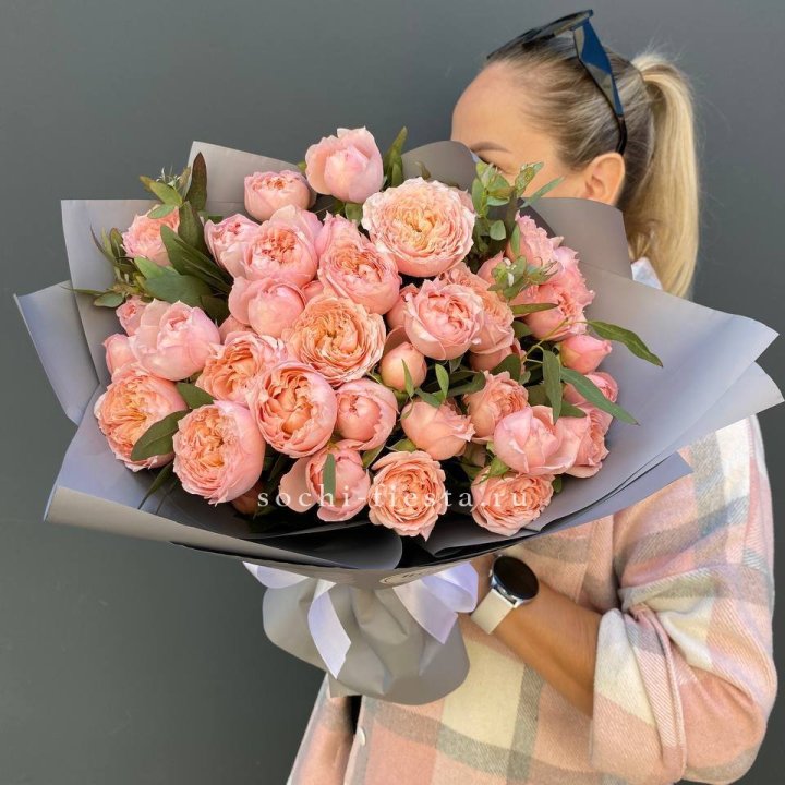Букет с пионовидными розами "Пивайн" в Волжские