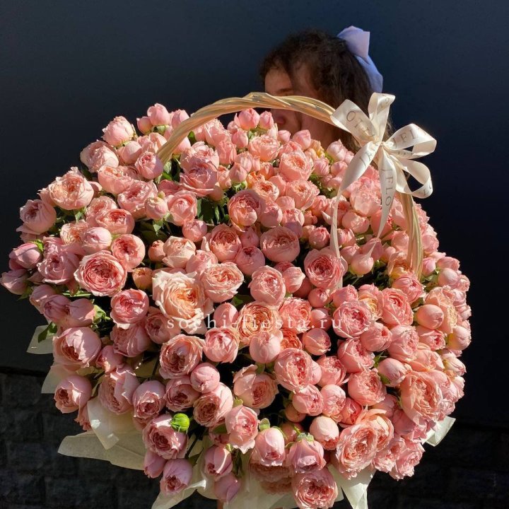 Корзина из пионовидных роз в Волжские