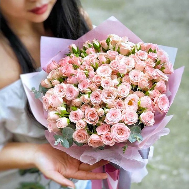 Кустовые розы с эвкалиптом в Волжские