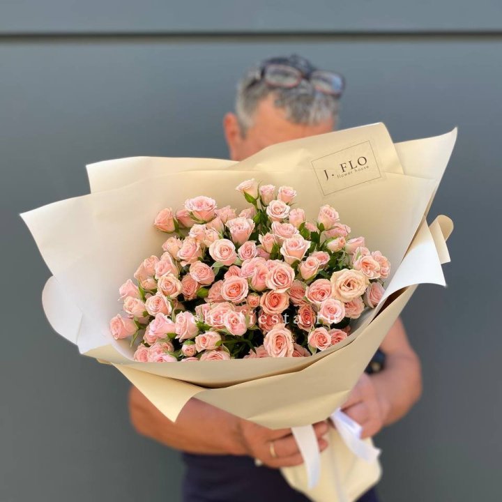 Кустовые розы леди в Волжские