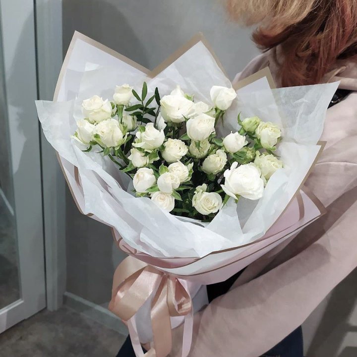 Белоснежные кустовые розы в Волжские