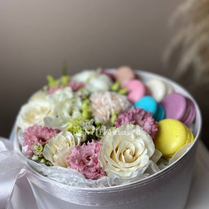 Цветы в цилиндре с макаронс "Прованс" в Волжские