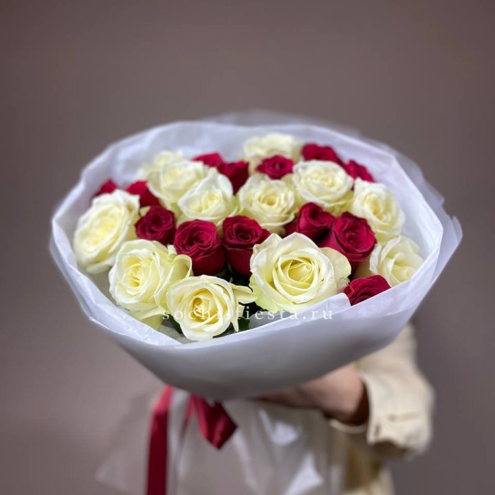 Букет их красных и белых 25 роз в Волжские