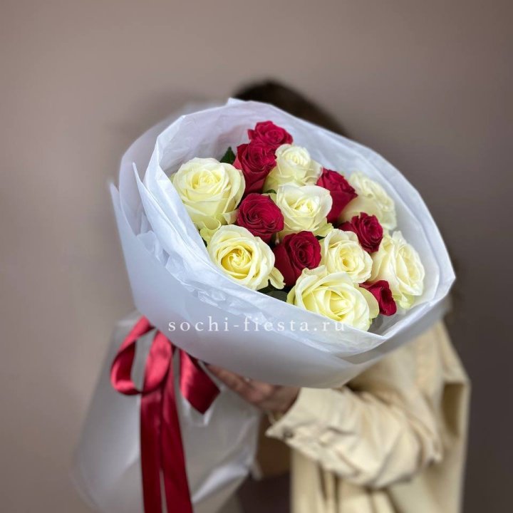 Букет из красных белых 15 роз в Волжские