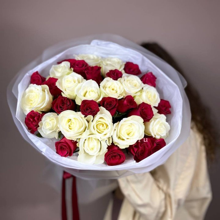 Букет из красных белых 35 роз в Волжские