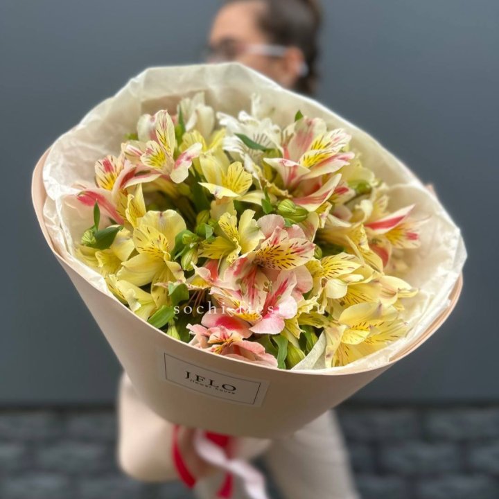 Альстромерии в нежном оформлении в Волжские