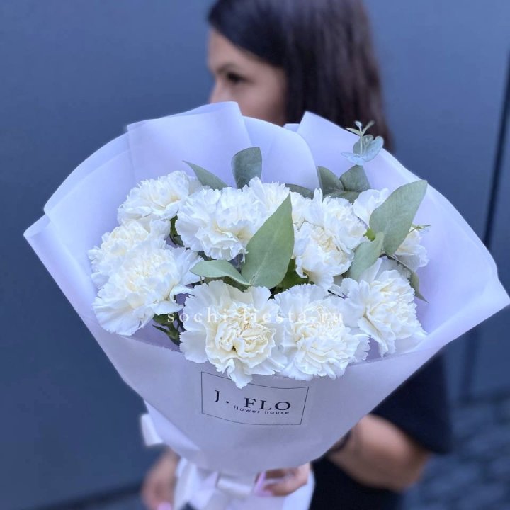 Букет белых диантусов с эвкалиптом в Волжские