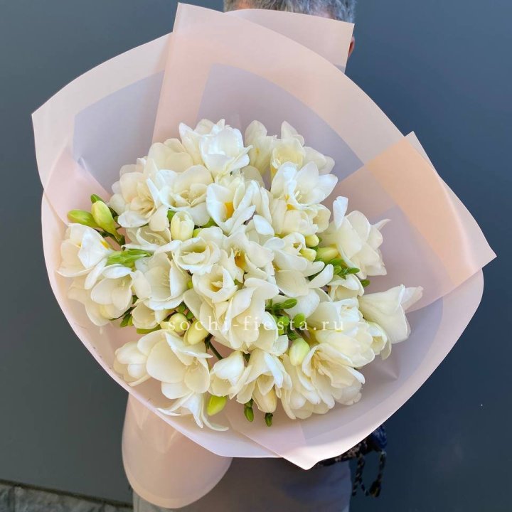 Букет белых фрезий  в Волжские