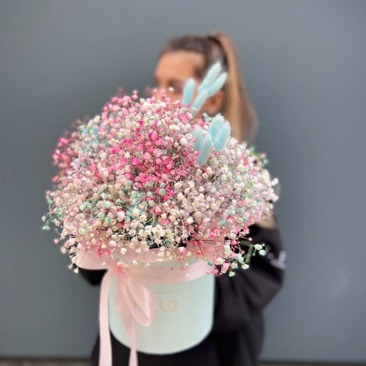 9 Радужных гипсофилы в шляпной коробке в Волжские