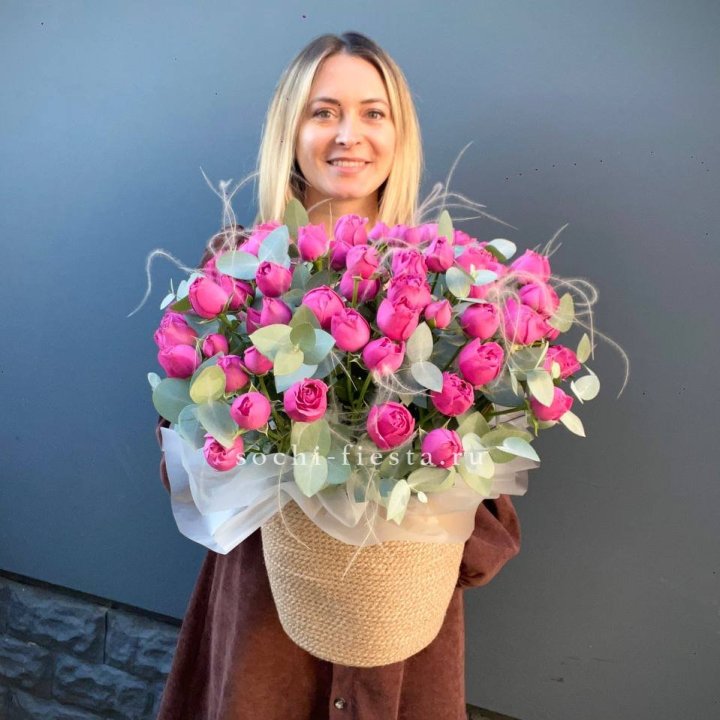 Пионовидные розы  в джутовом кашпо  в Волжские