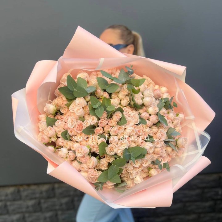 101 кустовая роза с эвкалиптом в Волжские