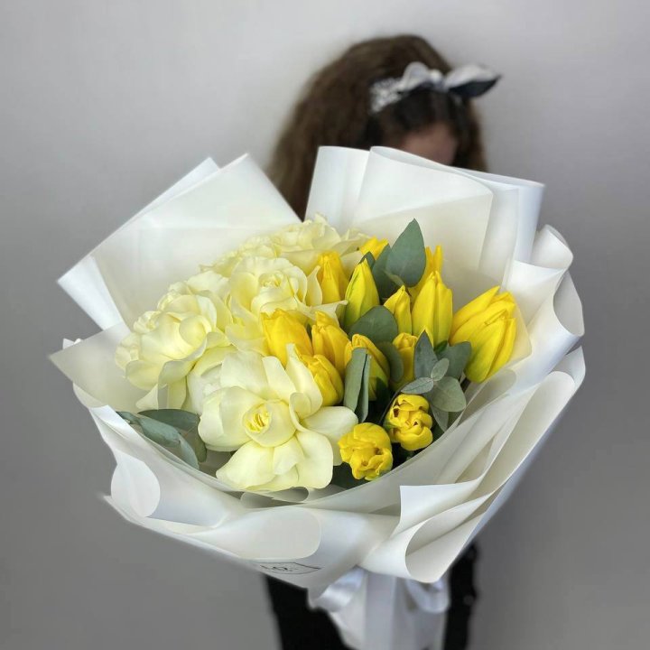 Дуо жёлтые тюльпаны и розы в Волжские